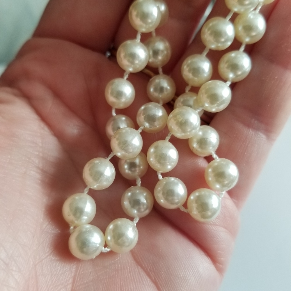 Relisted -Vintage faux pearl necklace white - Picture 8 of 10